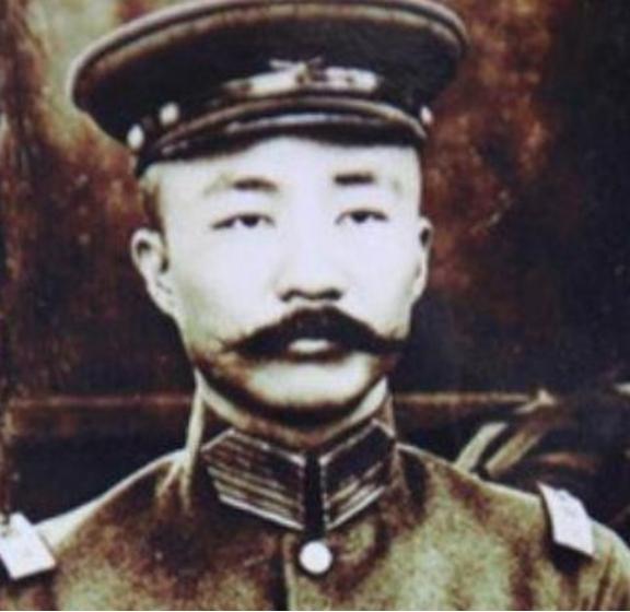 民国初年，李烈钧看上了好兄弟龚永的夫人华世琦。一天，李烈钧给了龚夫人2万大洋，说