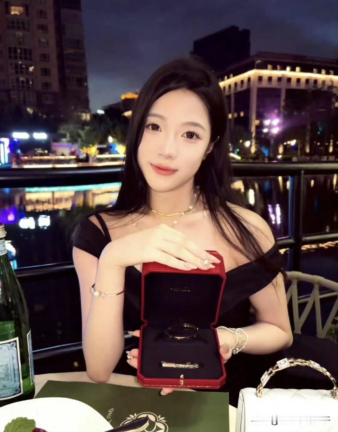 该说不说，这位自称檀健次前女友的女演员，真的好漂亮！
如果不是网友爆料，还真不知