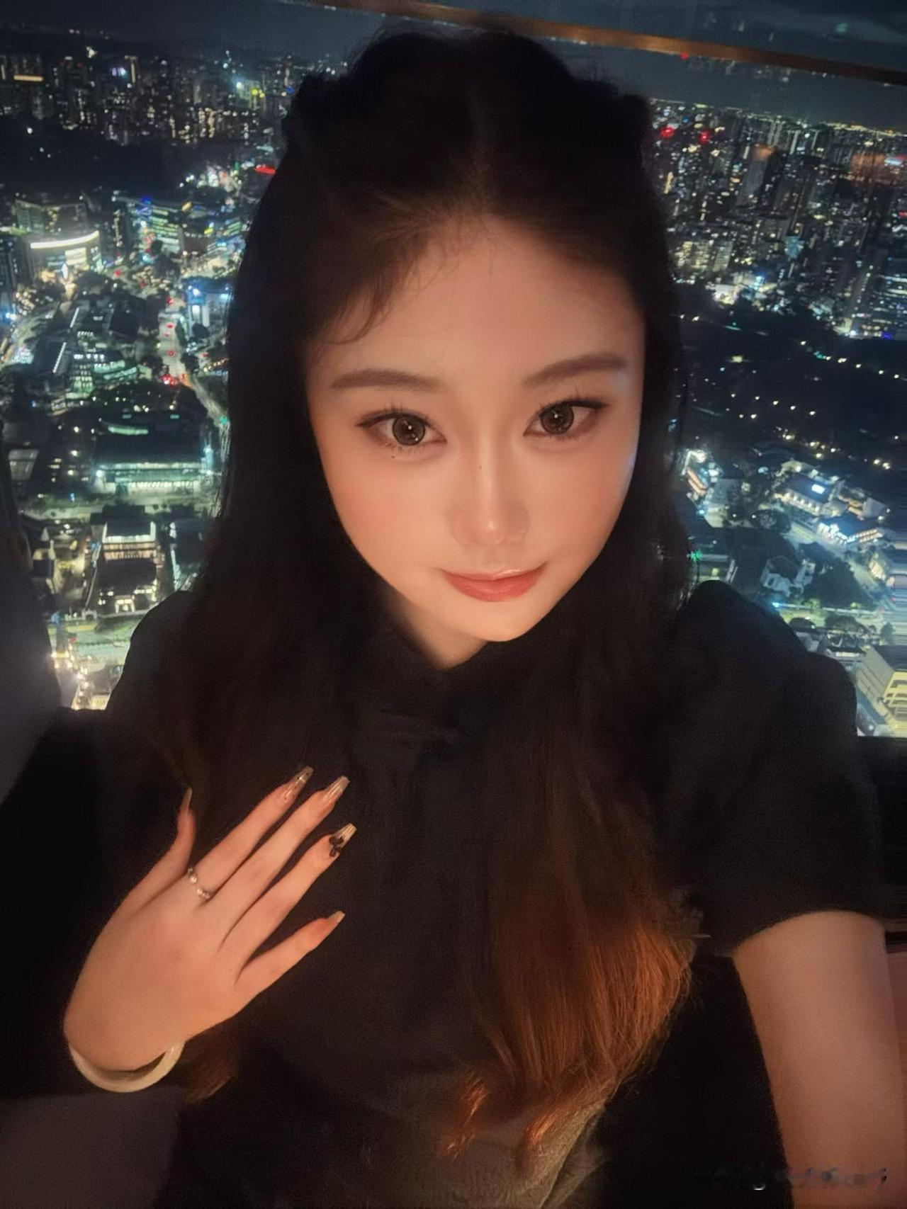 夜晚城市灯光下的甜美自拍，尽显都市魅力养眼的蛋糕 哪些植物的花朵是绿色的 甜美女