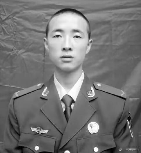 禁毒英雄姚元军。2011年8月，在抓捕毒贩的过程中，被拖坠入江中，不幸壮烈牺牲，