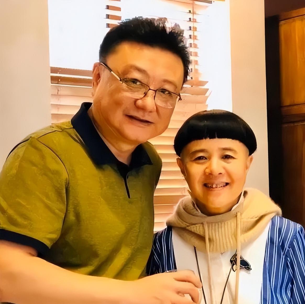 57岁金龟子定居青岛养老，退休金8900。
这数字一出，评论区直接炸了。
要知道