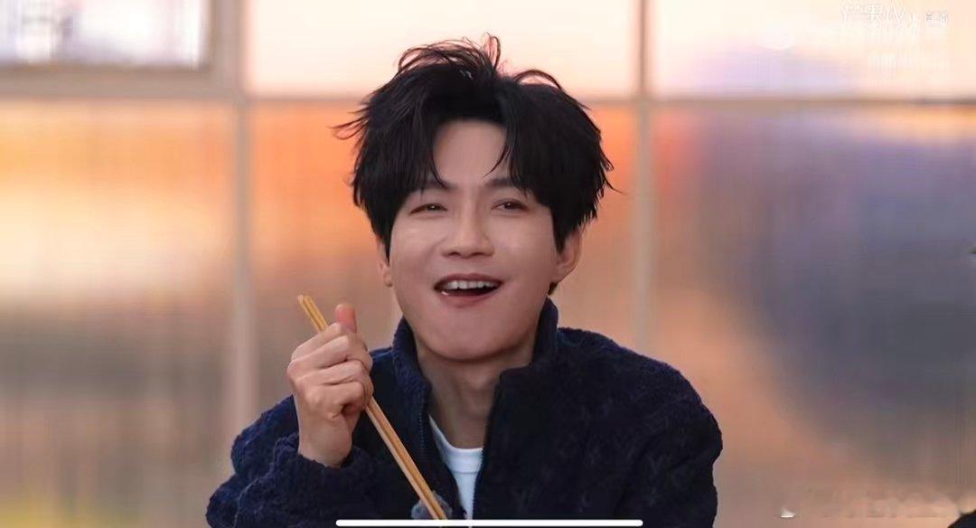 陈楚生吃饭单机位全程快乐老友记 谁懂啊！陈楚生吃饭单机位配上演唱会背景音，干饭瞬