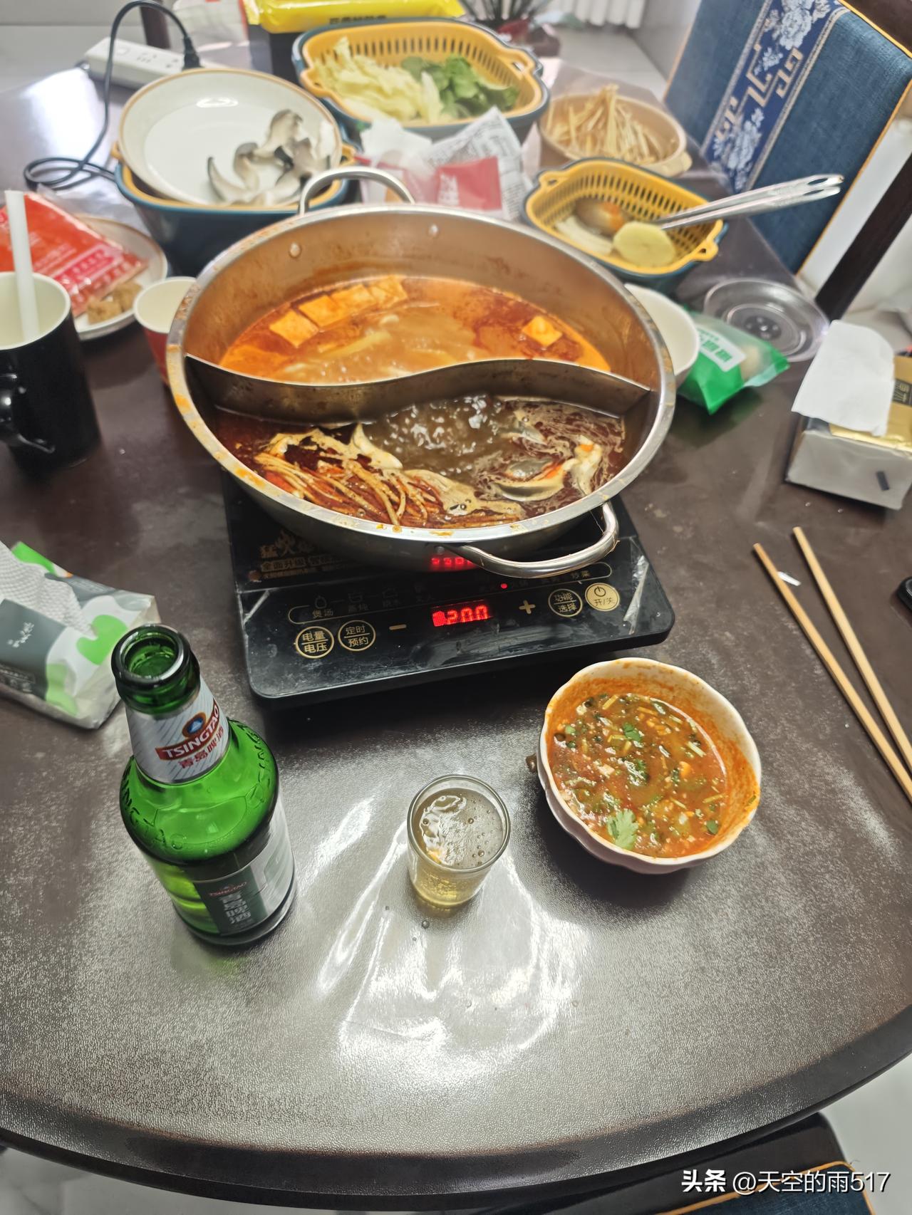 这中午吃了一顿火锅，送儿子去地铁站去上学了，我一个人在家喝一瓶啤酒再吃一点，然后