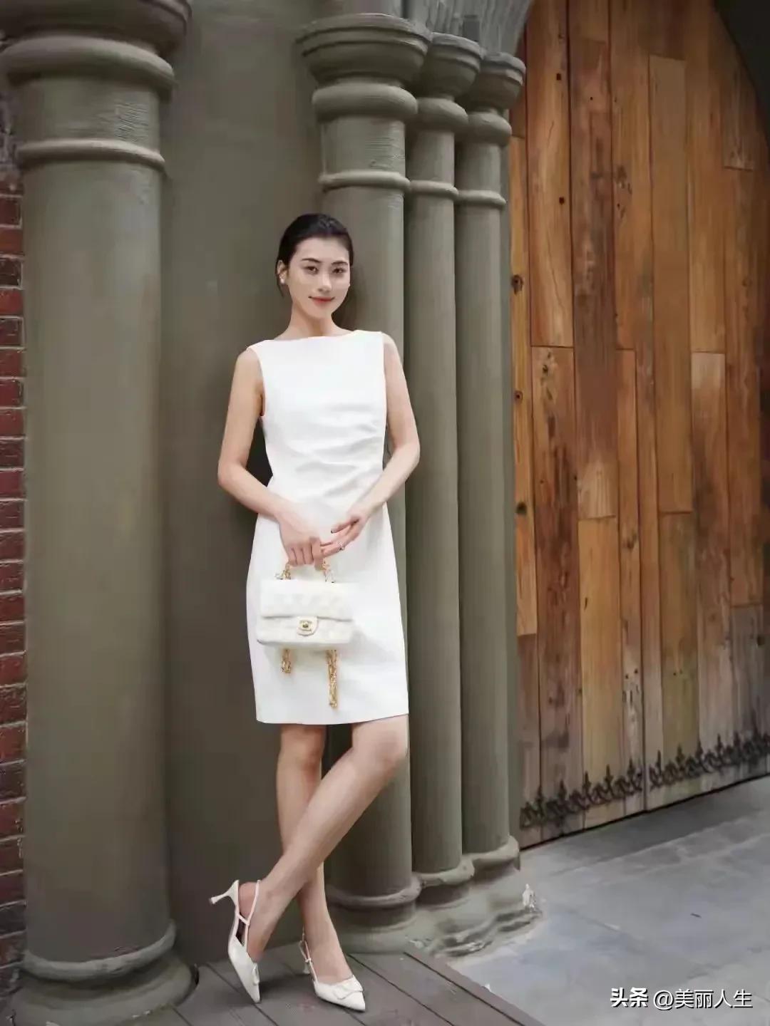 艺圃园
 偶然拍到仙女🧚‍♀️衬托了美景