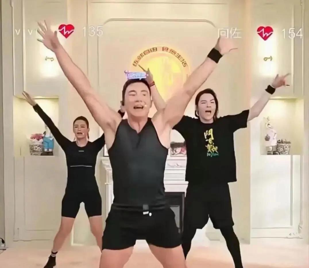 都觉得向佐抽象，但他不论做什么都很投入，他有自己的精神世界，不内耗不背豪门包袱，