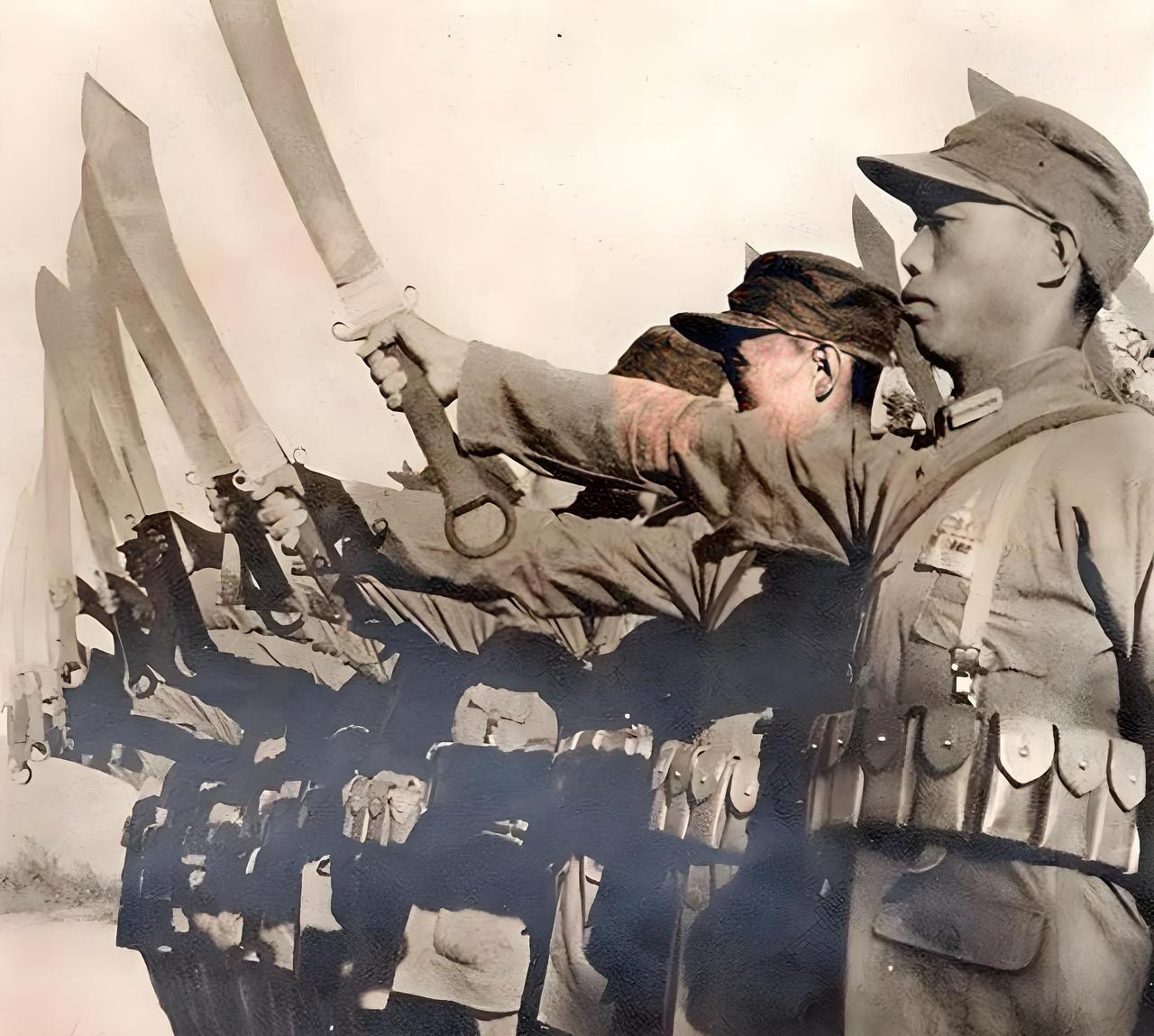 军旅话题：大刀真的能干过鬼子的三八大盖刺刀？可能真是鼓舞士气，有一款神器才专克鬼