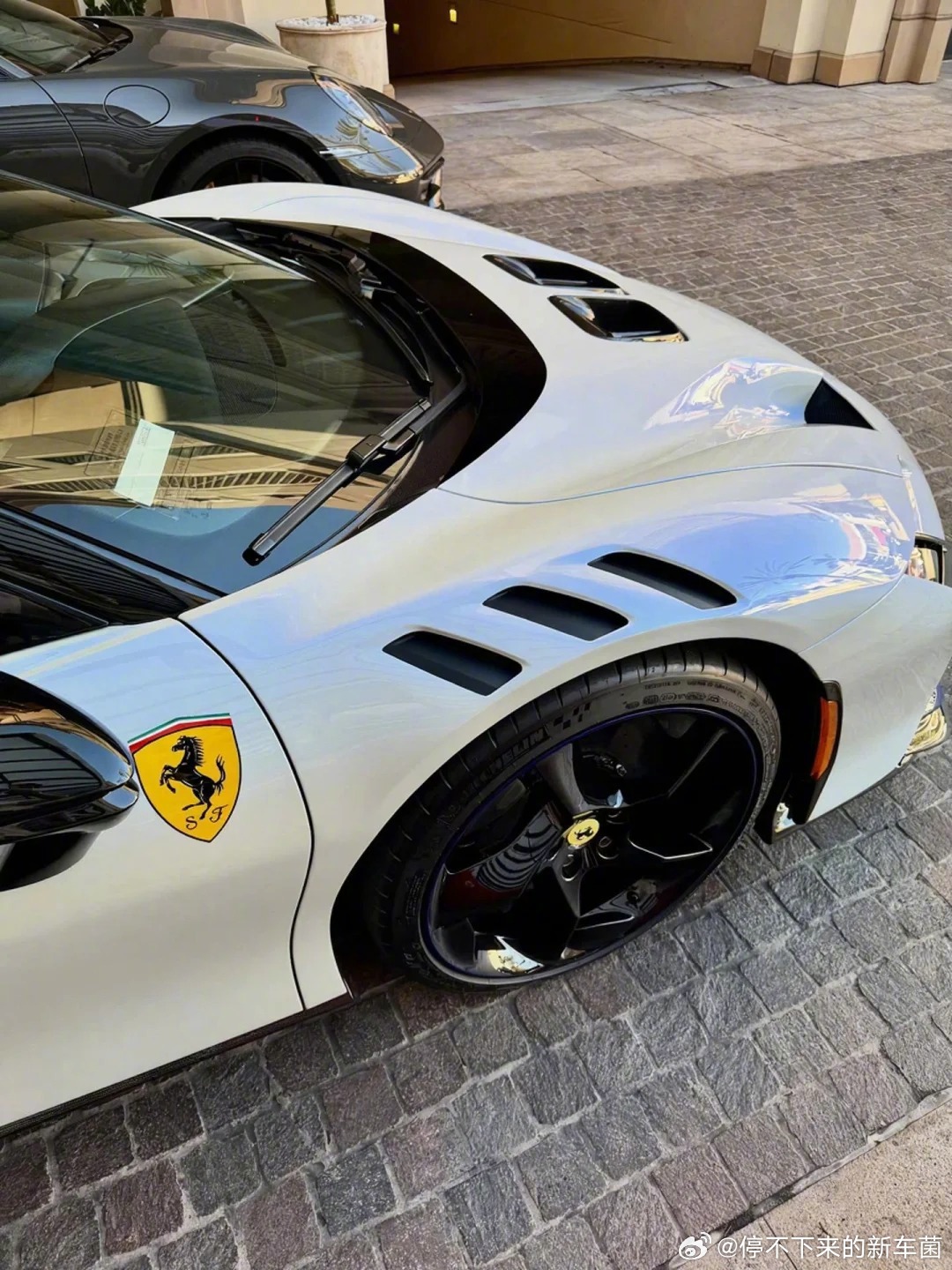 法拉利SF90XX Spider，从里到外就是帅 