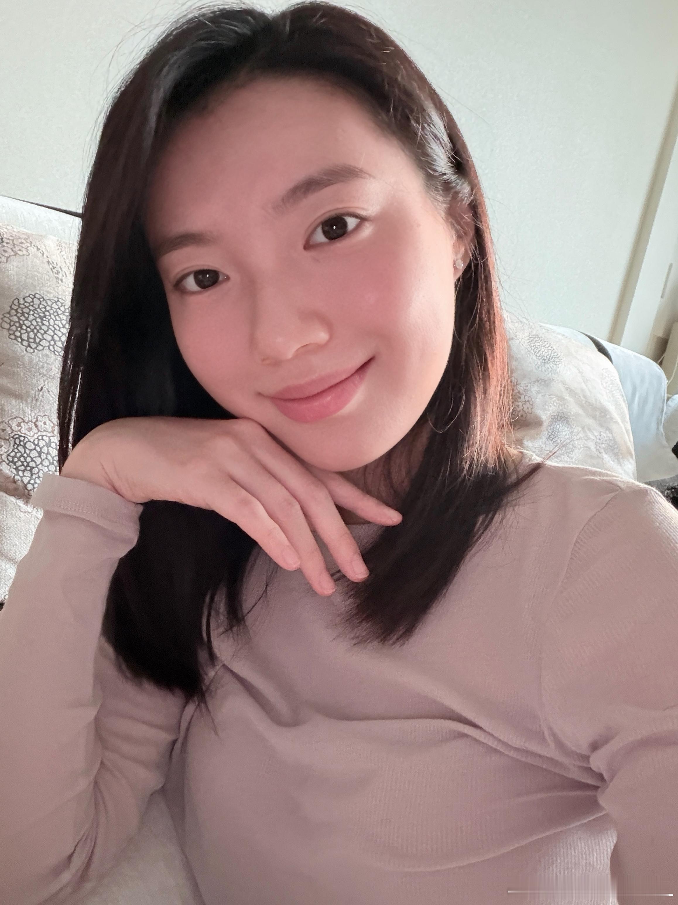 终于把快到肚脐的头发剪短啦！目前的长度可以让我天天洗头了大家觉得我的新发型怎么样