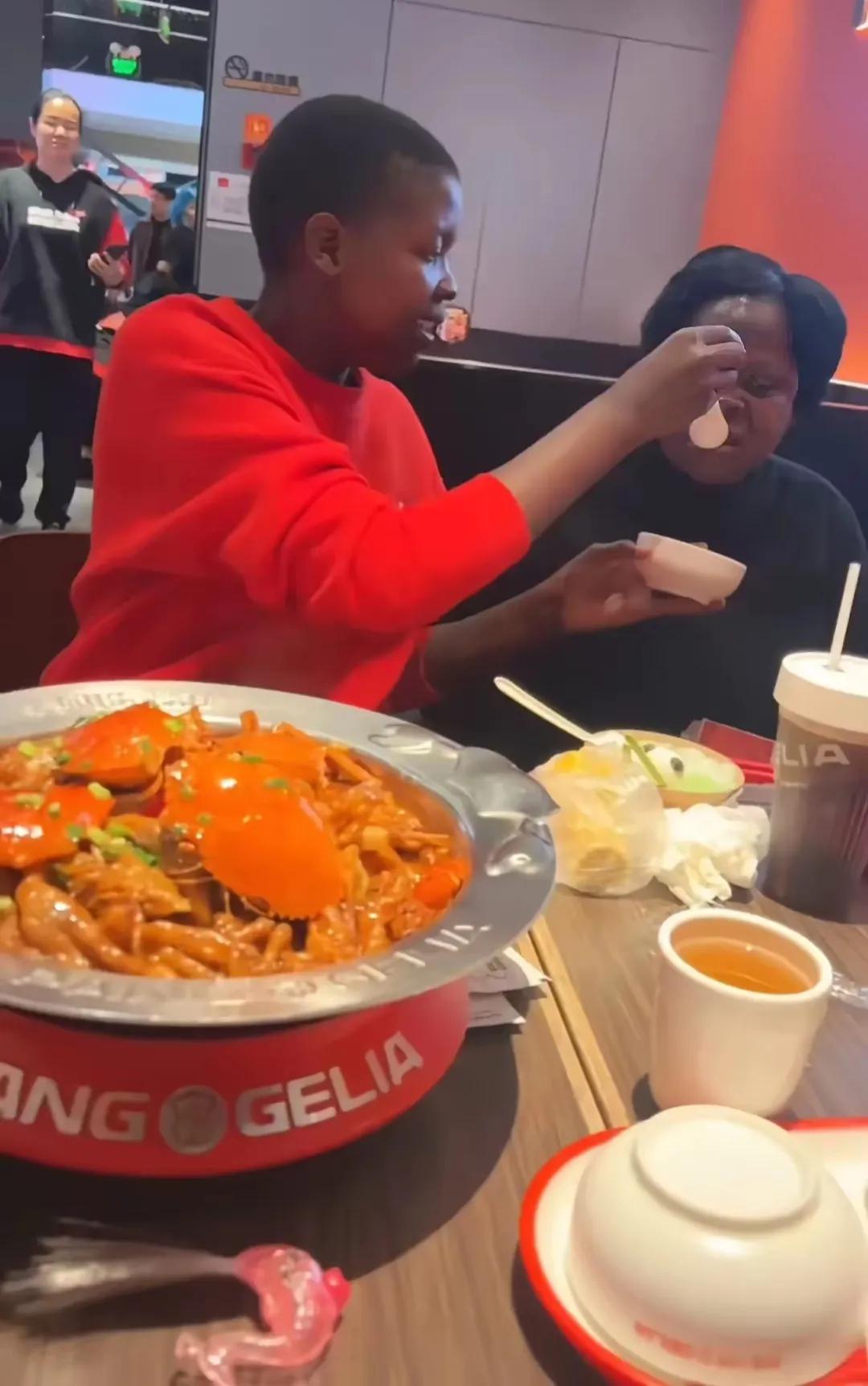 rose喂妈妈吃饭这个画面，看了怪怪的。
在公共场所，偶尔喂一口那叫感情深厚。