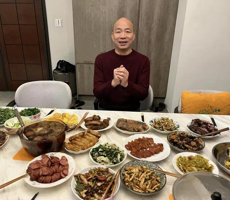 看看韩国瑜、柯文哲、张善政、侯友宜蒋万安秀出的年夜饭