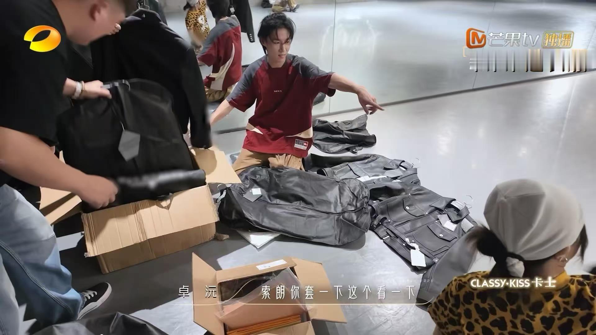 卓沅舞蹈新风暴被队友当妈夸卓沅也是妈塑上了舞蹈新风暴 谁能想到十个勤天的老六卓沅