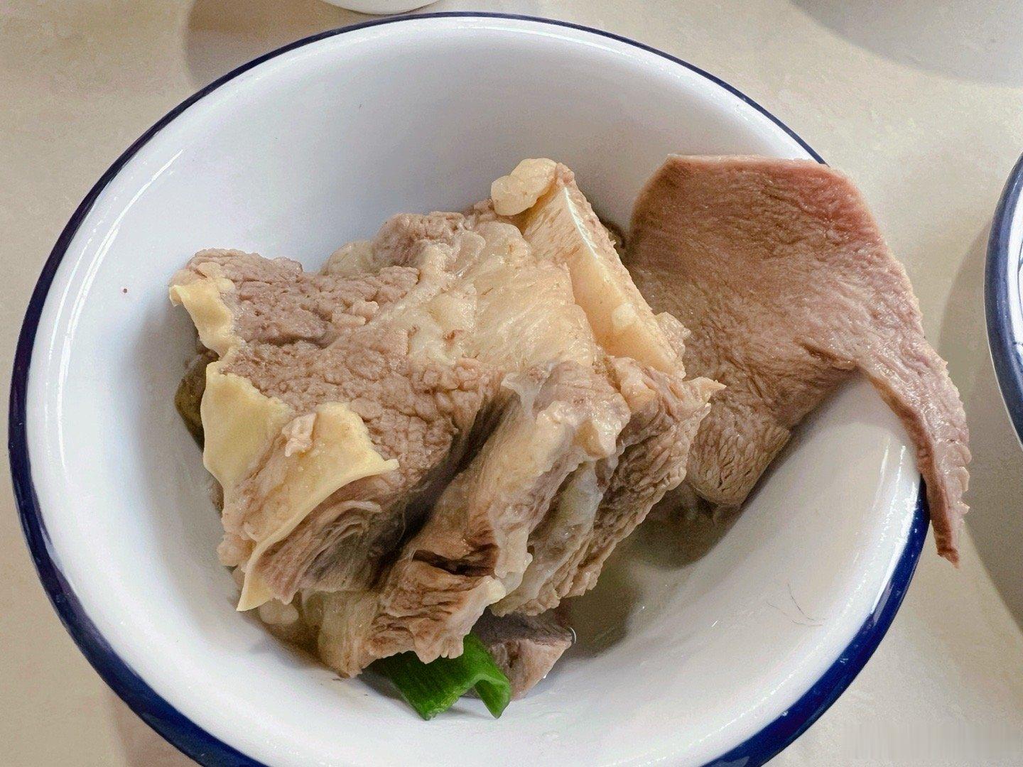 昨天晚餐本来只是晚饭前去灰猎犬蹭杯咖啡喝刚好陈老板在，蹭了咖啡蹭晚饭他在珠峰六千