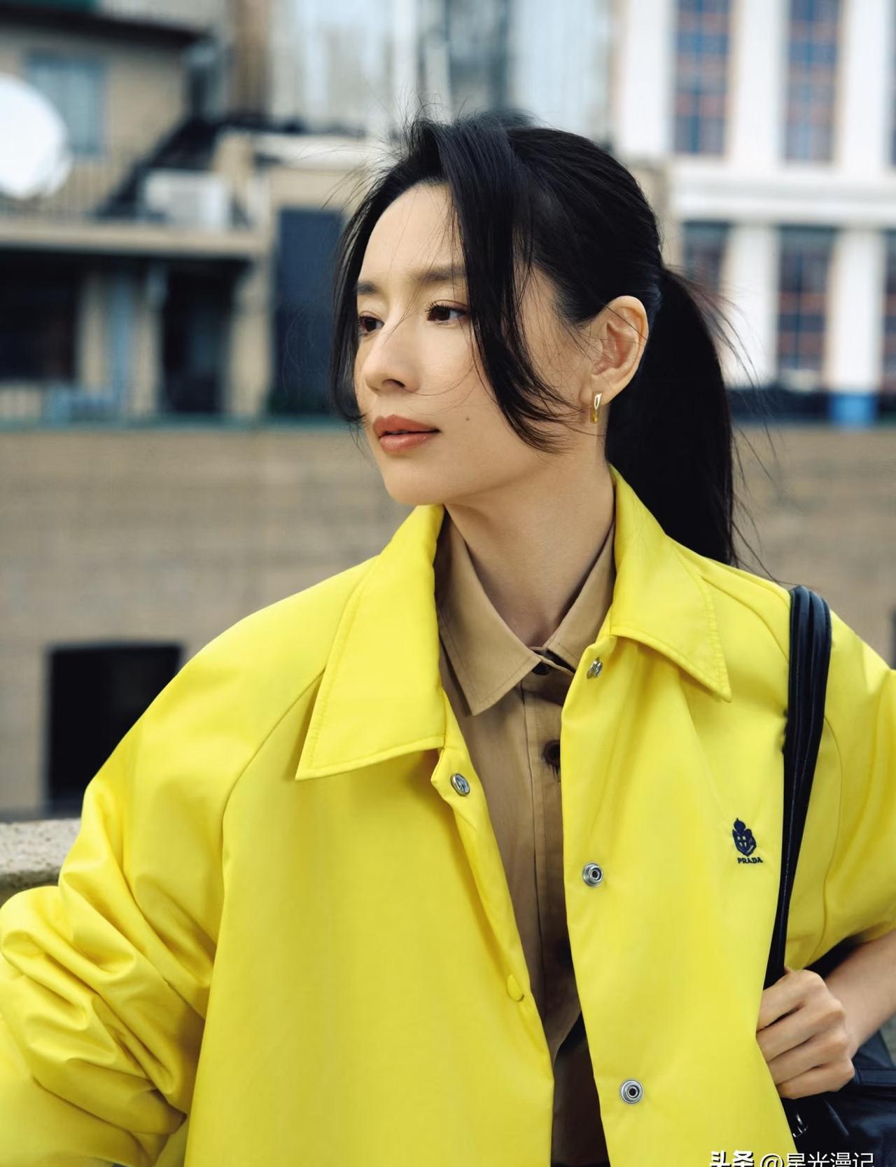 四十岁还敢穿一身明黄，董洁这组照片一出来，我身边做造型的朋友直接拍桌子：她怎么敢