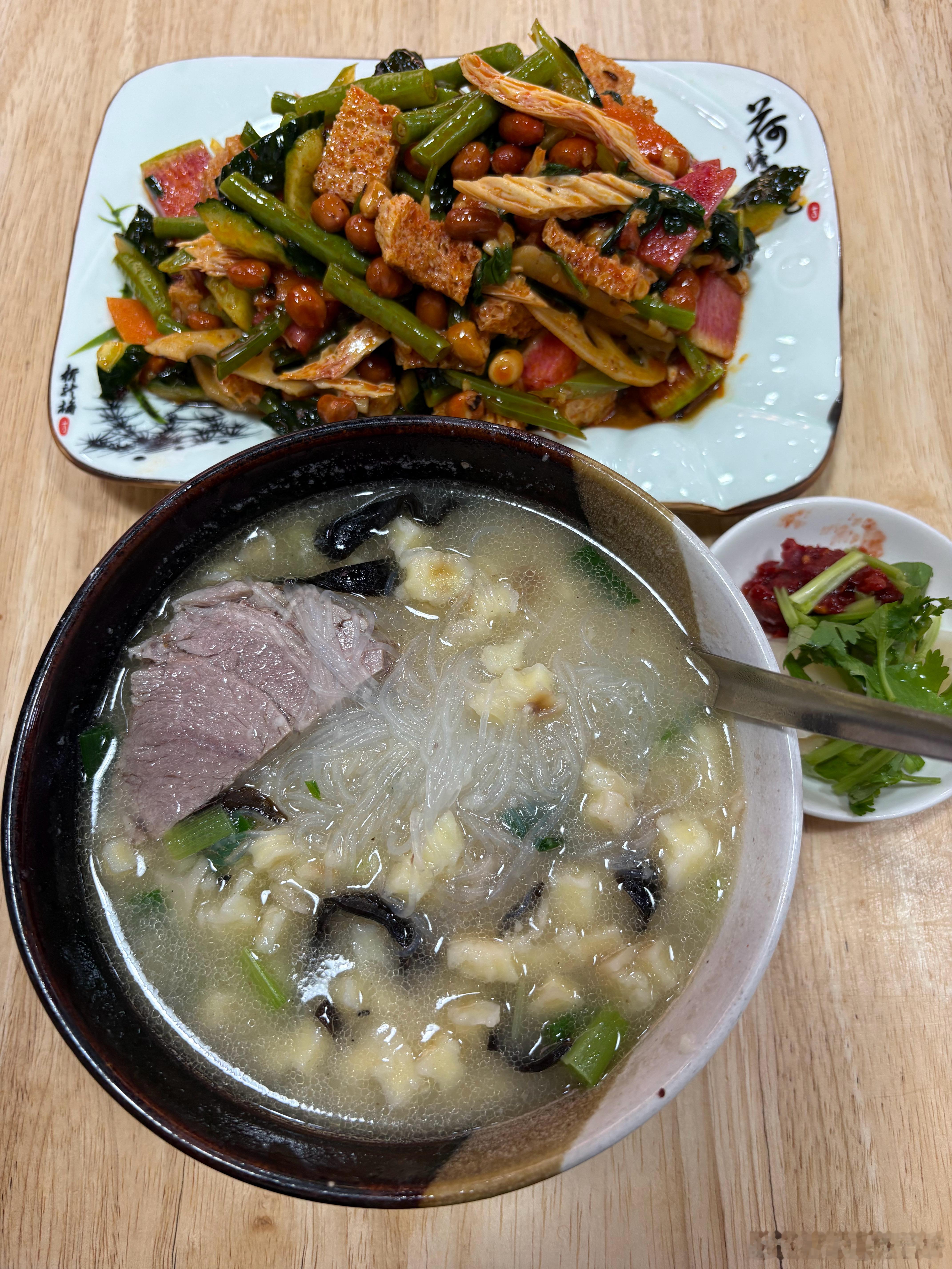 生活手记 突然馋了，想吃羊肉泡馍那就去吃呗，这家附近的陕西面馆，供应西北各色面食