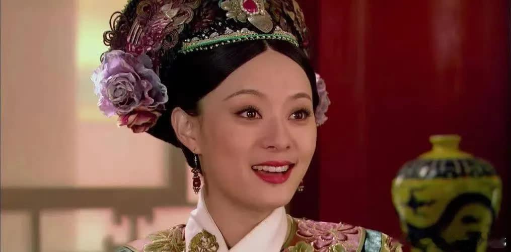 《甄嬛传》中，甄嬛从清高到狠辣的转变，揭示了后宫生存的残酷真相。她复宠并非为取悦