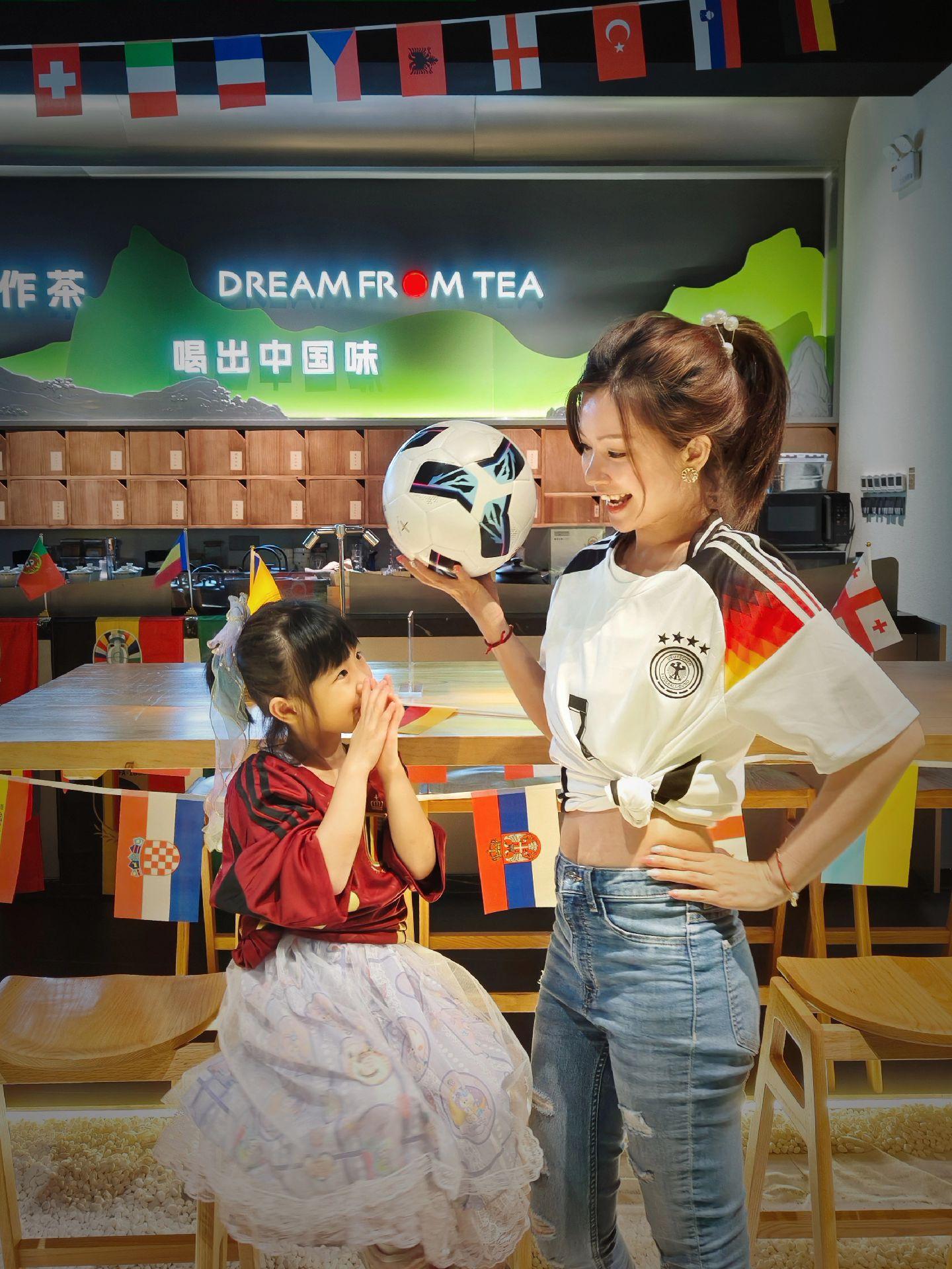⚽欧洲杯你支持那一队？穿上球衣微醺一夏。上次我和闺蜜们来听歌谈心，今次...