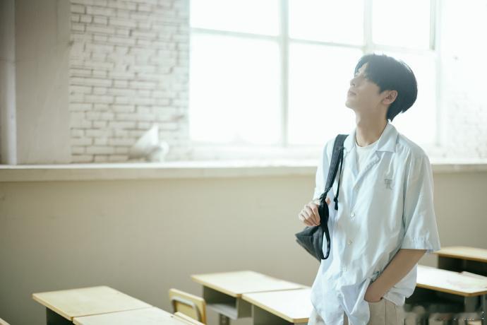 #张凌赫清爽学长造型##张凌赫9月学长造型#张凌赫的 9 月学长造型，充满了阳光