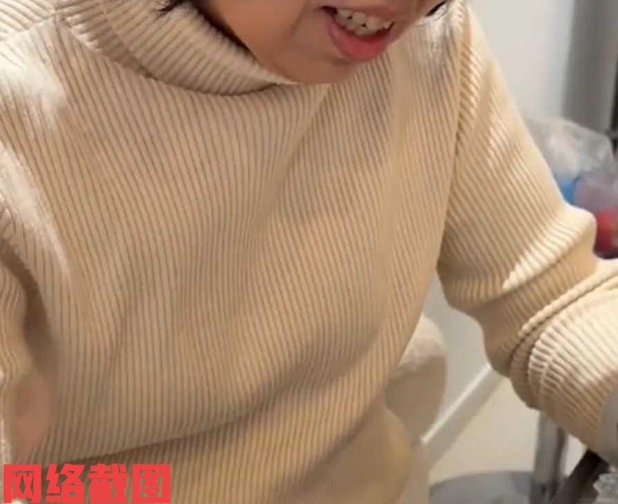 山西有妈妈在家里和女儿说话。

这其中女儿说出在外面父母和子女要钱的话题，这不妈