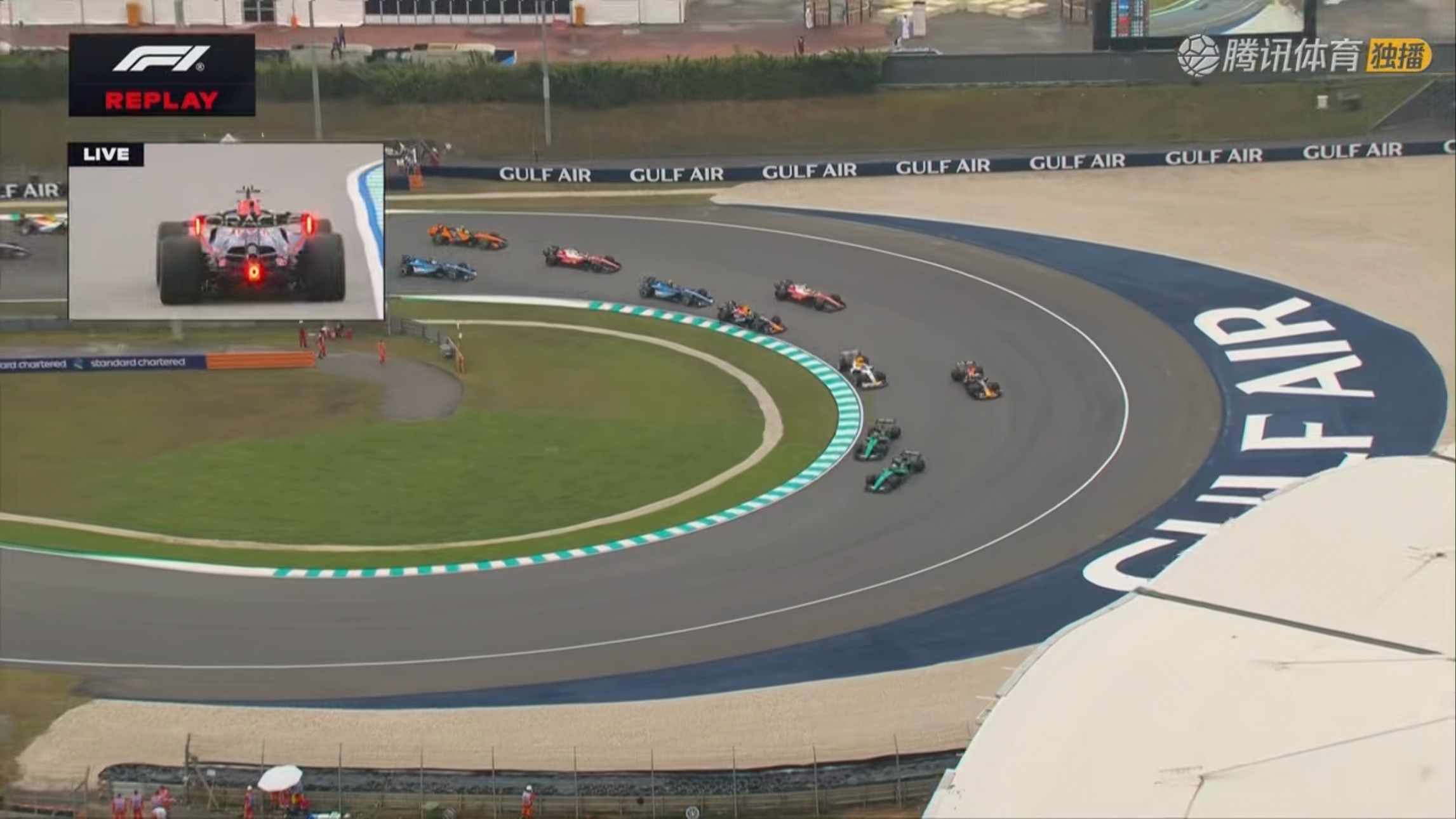 2026f1巴林大奖赛雪邦站 潘子的起步简直晕厥！两台梅奔都不用说谢谢就领跑了但