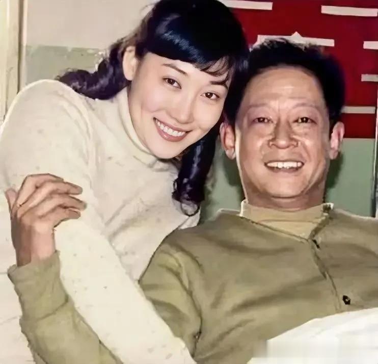 王志文搂着一个漂亮的大美女，乐的嘴都合不上了

王志文的事业一路高歌，在爱情上收