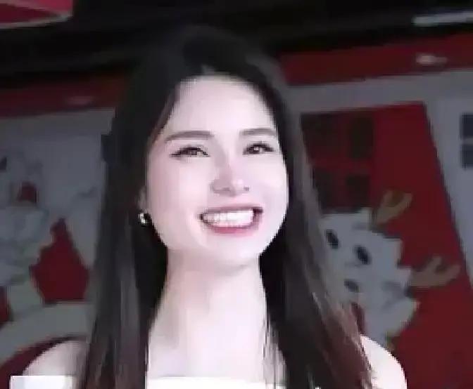 场子姐一条15秒视频配文“表面光鲜背地里真不敢看”，评论区立刻刷满潘三姐的名字。