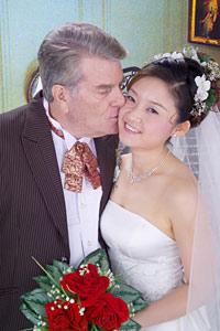 [太阳]凤凰卫视记者隗静：嫁大30岁美军少将，不满丈夫聊国防话题避开她 
婚后搬