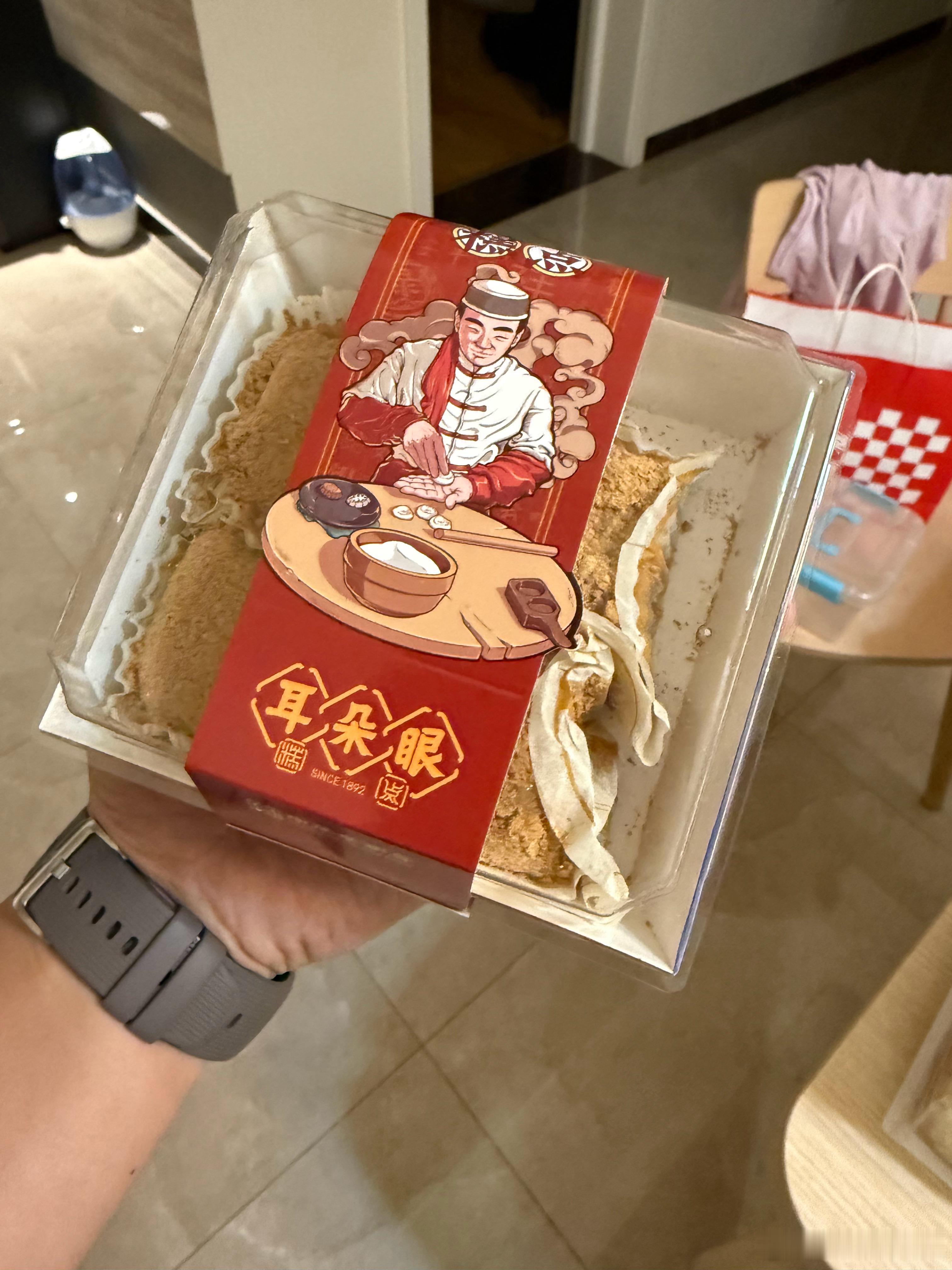我昨天在天津买了耳朵眼的驴打滚…说起驴打滚，在我印象中驴打滚是京津地区一道风味小