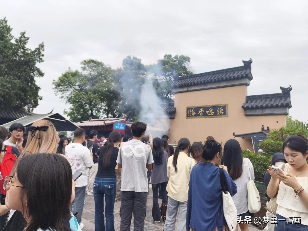 鸡鸣寺是南京人认为香火最旺的地方，十几年前鸡鸣寺大门外的路两边都是香火铺，那时候