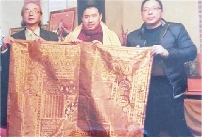 2005年，一件旧袈裟在北京拍卖，却无人问津，一男子觉得蹊跷，花9万买下。回家后