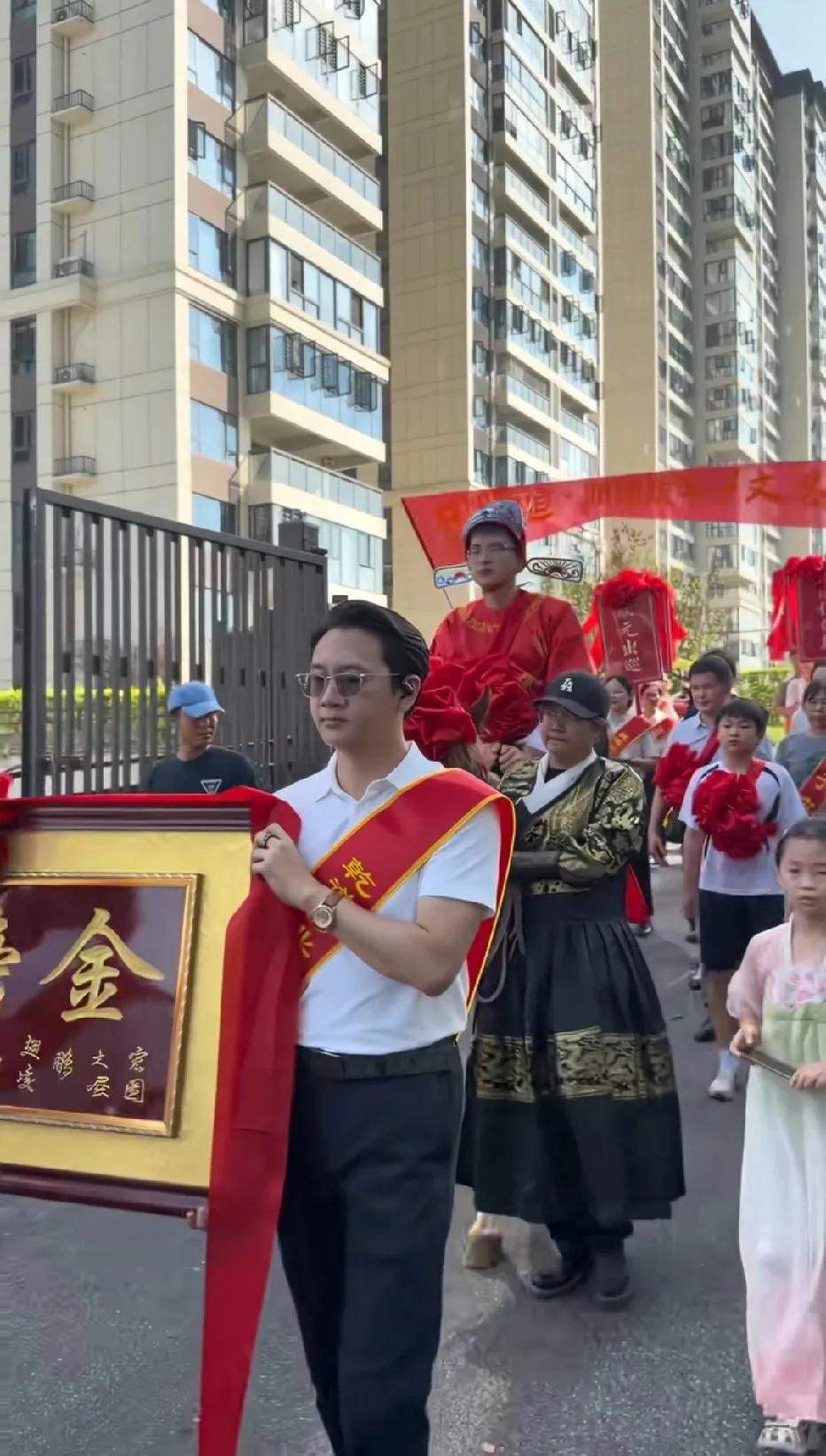 当你的业主考上了清华大学……这个小区热闹了，有人说，这小区未来二十年的学生，都将