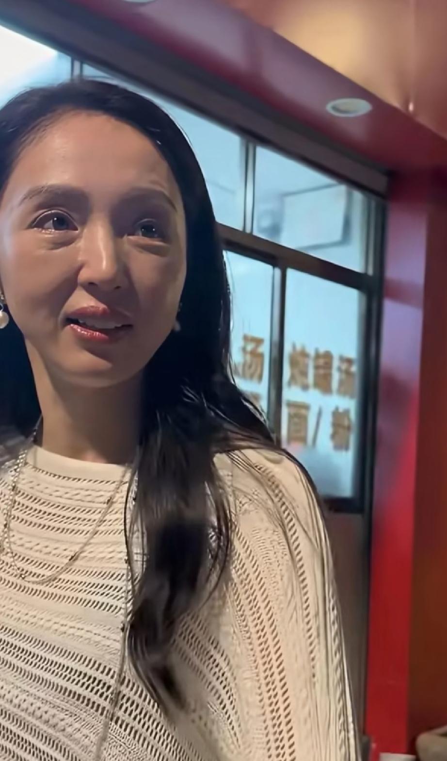 董璇才四十多岁，看着像六七十岁的样子，都是用着名贵的护肤品，看来效果也不怎么样。