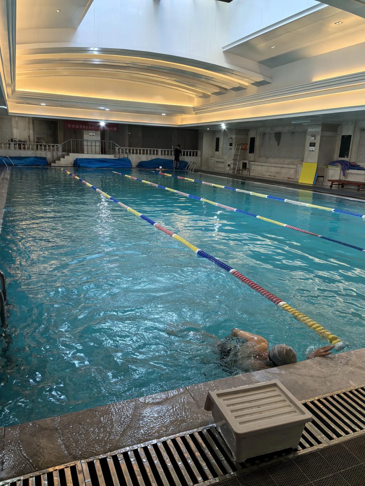 游完泳了，准备去直播，7点半不见不散！