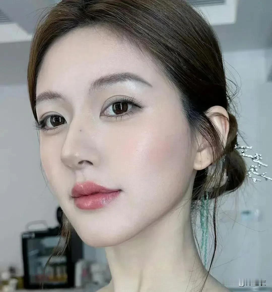 我觉得赵露思的演技绝对被流量两个字遮蔽了，因为她的哭戏实在是太能感染人了。

貌