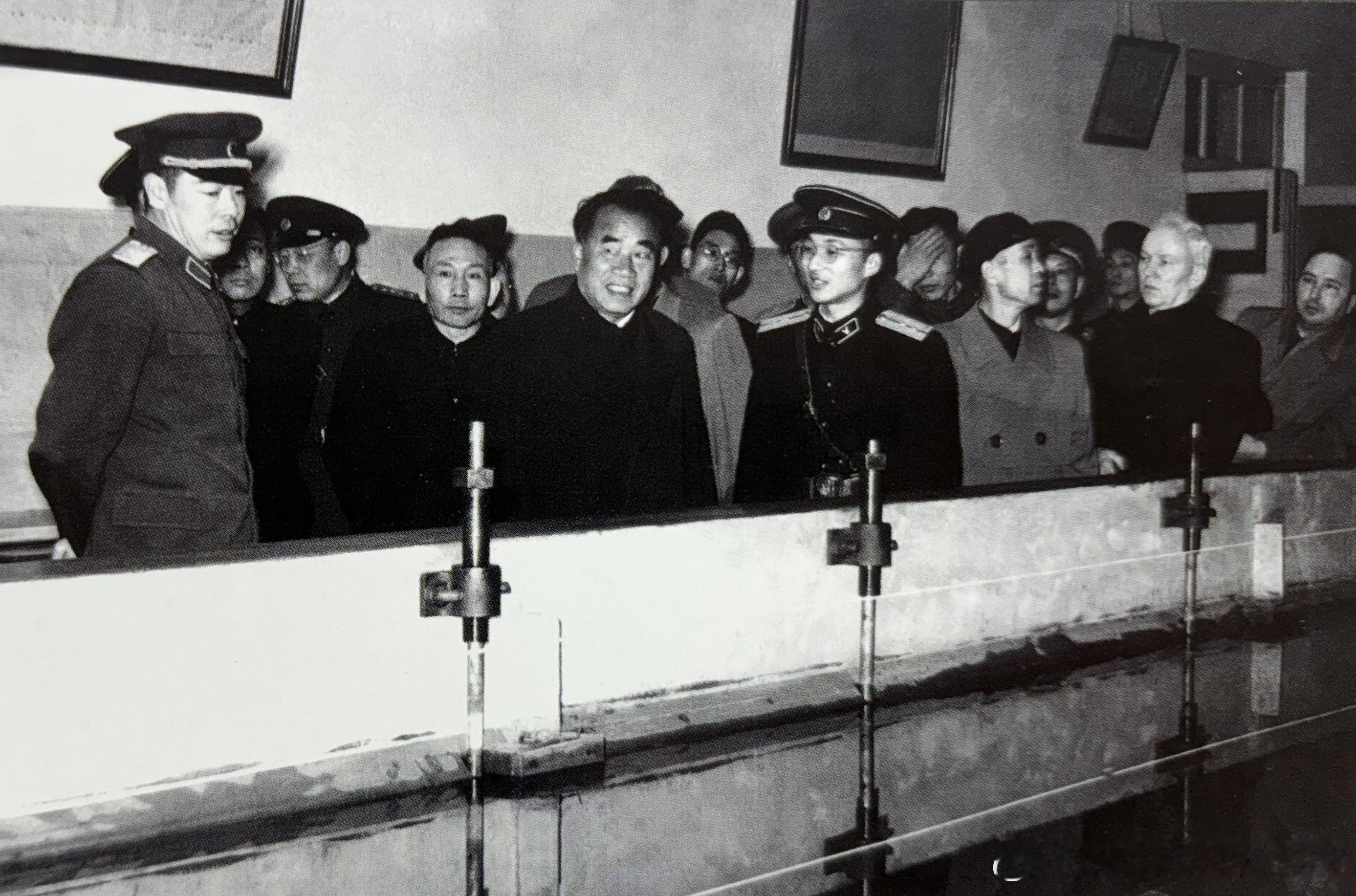1957年4月24日朱德（左五）在刘居英副院长（左一）陪同下视察哈尔滨军事工程学
