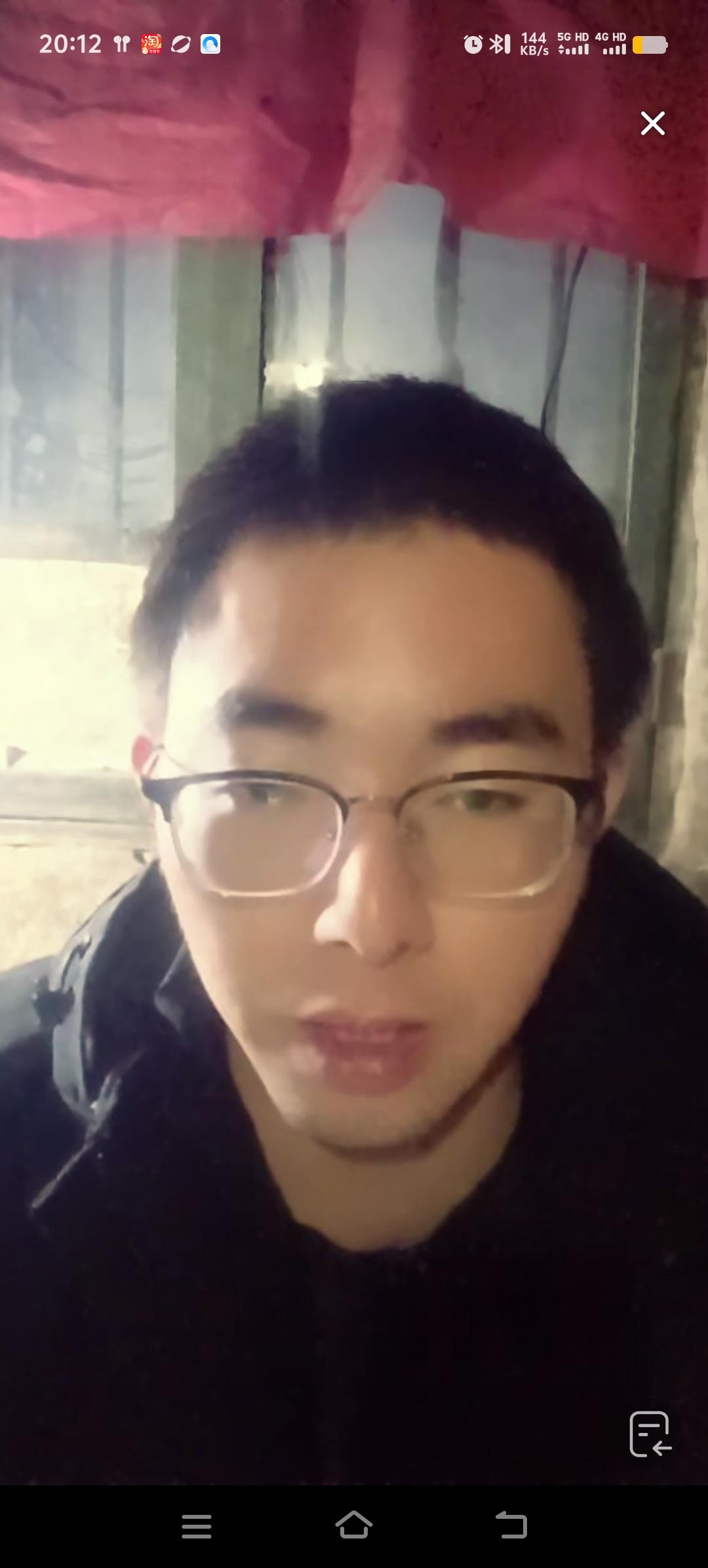 胡龙实在是没有好的背景直播，靠着门框就是不错的地方了，他的手机像素也特别差，看着