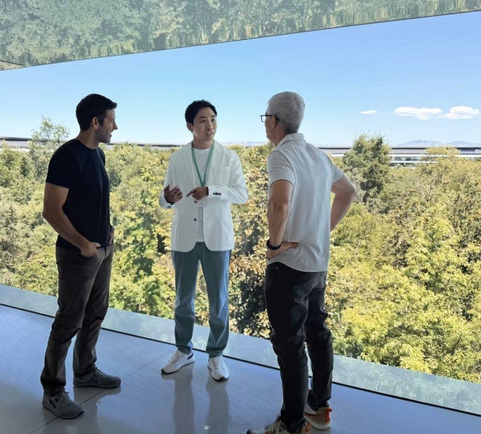 王宁到访苹果总部，见了库克和即将上任的新CEO，会搞联名吗？库克欢迎泡泡玛特王宁