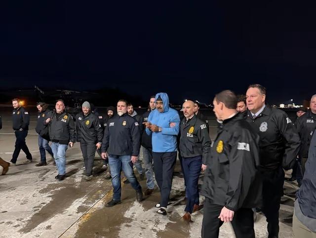 马杜罗 这事真的提醒了我们，能直捣黄龙，是不错的选择！ 多说无益，抓几个就老实了