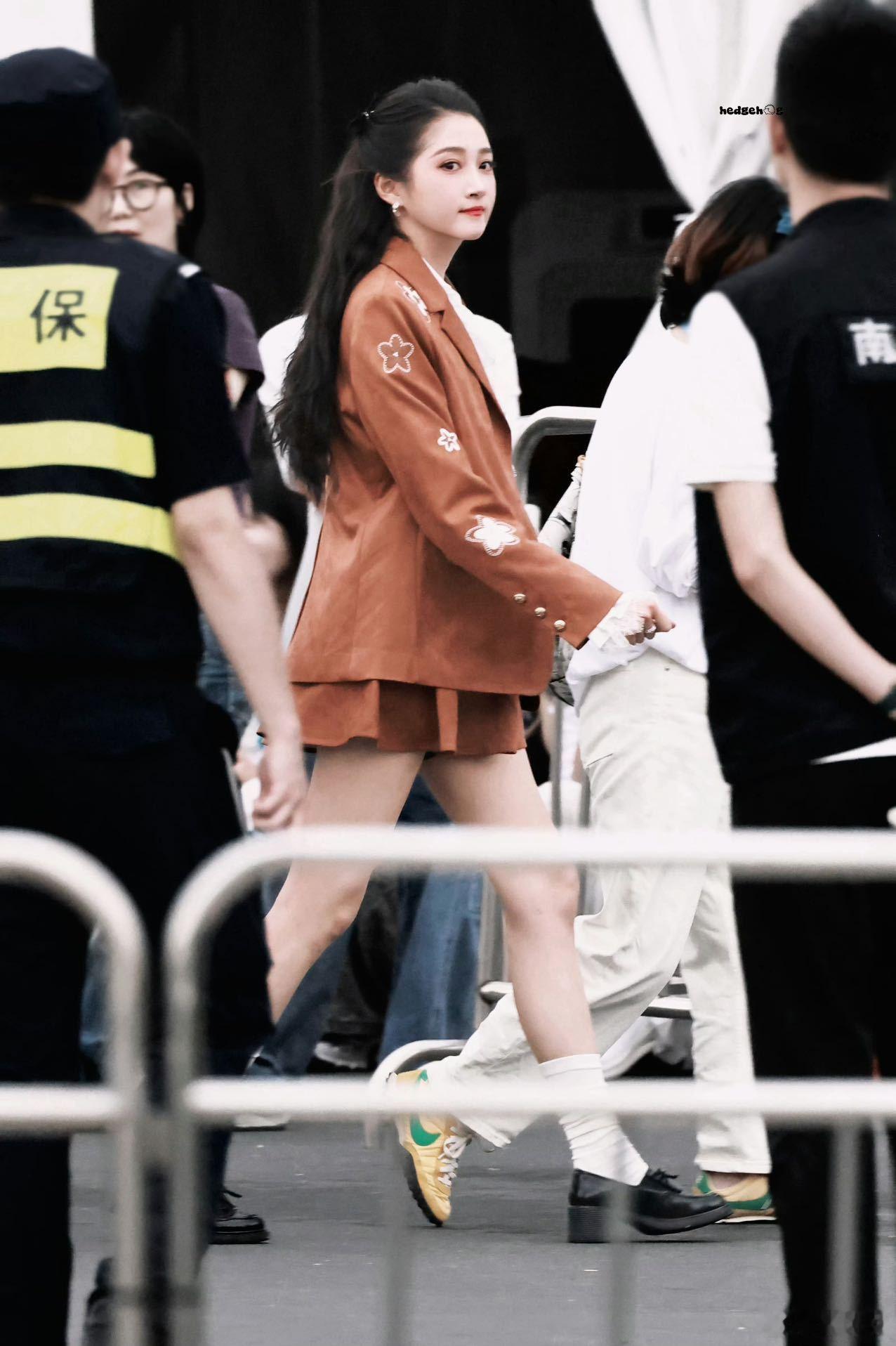 关晓彤五四晚会录制路透又是一年的五四晚会，看见关晓彤录制央视五四晚会路透就觉得青