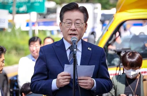 就任一年，支持率倒挂！
 
韩国总统的“死亡交叉”来得太快韩国总统李在明的支持率
