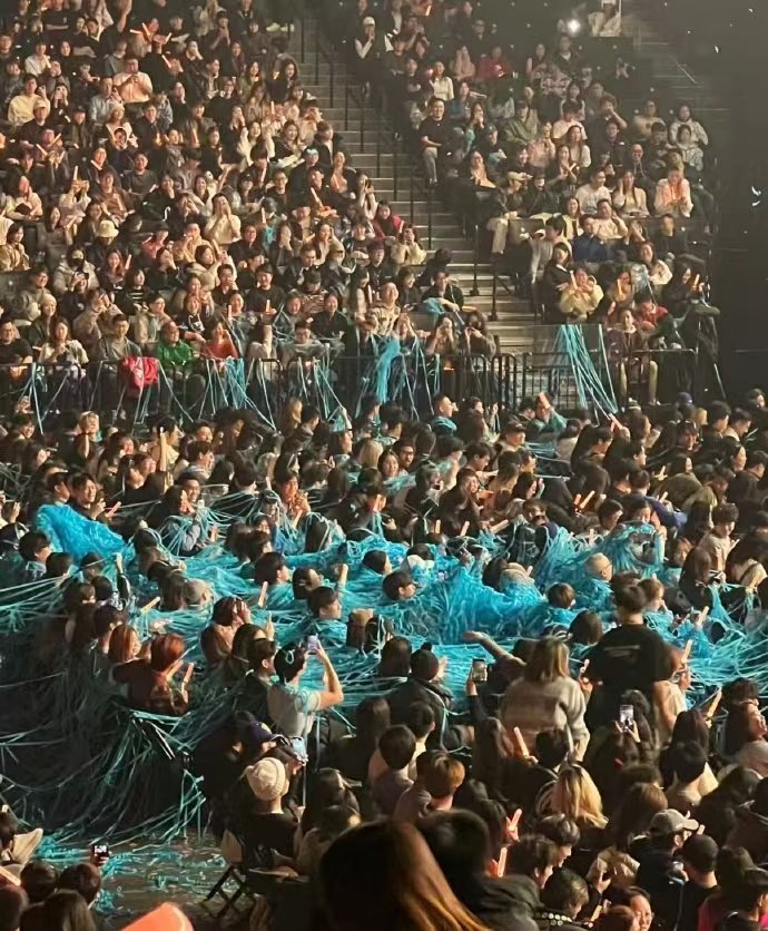 看个陶喆连织带拿的 哇哦！看完陶喆演唱会，我喜提“彩带毛衣”一件！现场彩带喷射如