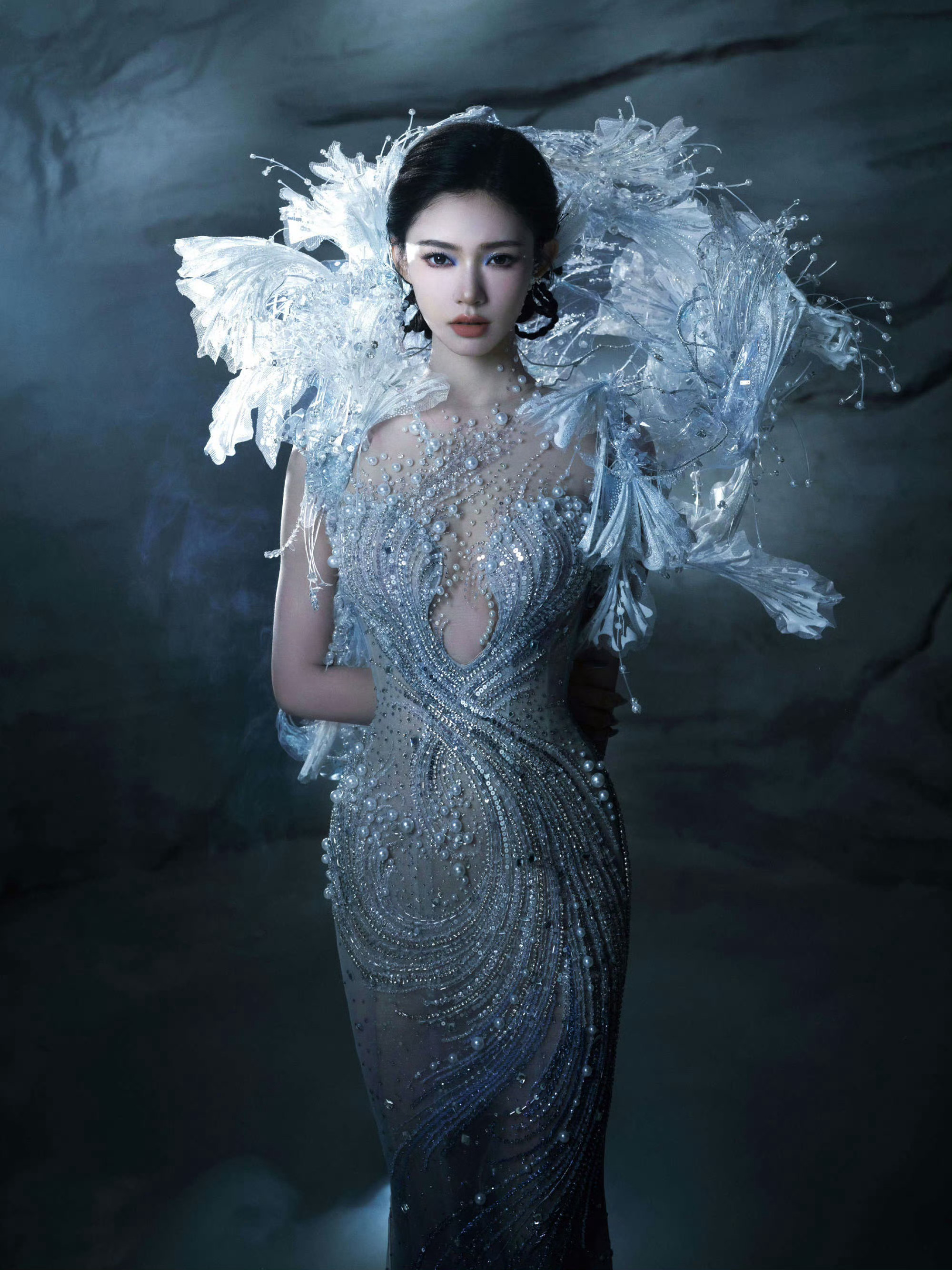 林允水龙吟演唱会造型出图，这是在cos甄姬吗🤩配上那对翅膀简直仙气飘飘太美了 