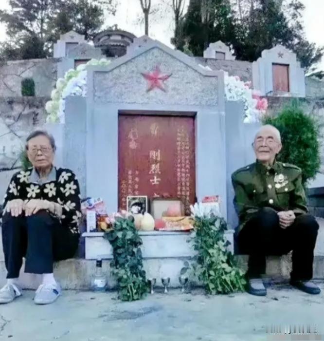 泪目了！2022年，两位老人感觉去日无多，趁有生之年千里迢迢来到儿子的墓前，他们