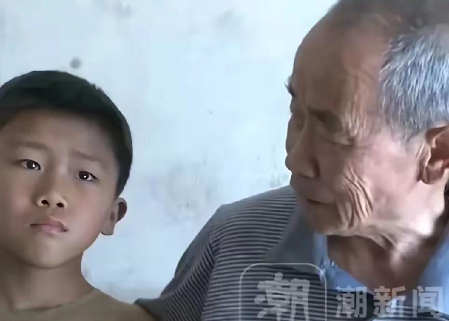 泪目！河南，一9岁男孩父亲去世，母亲改嫁，他和73岁的爷爷相依为命，为了防止爷爷