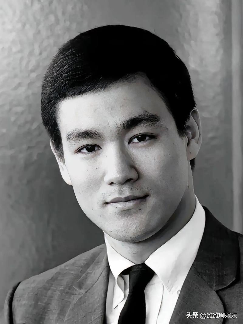 李小龙有一个乳名，名叫“细凤”，这是一个女孩的名字，当时她的祖母非要起这个名字，