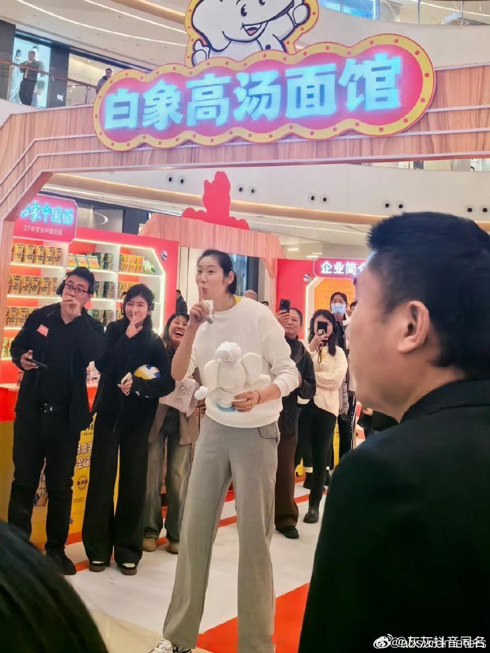 朱婷[超话]   这大长腿[哇][哇][哇]好可爱[憧憬][憧憬][憧憬] 