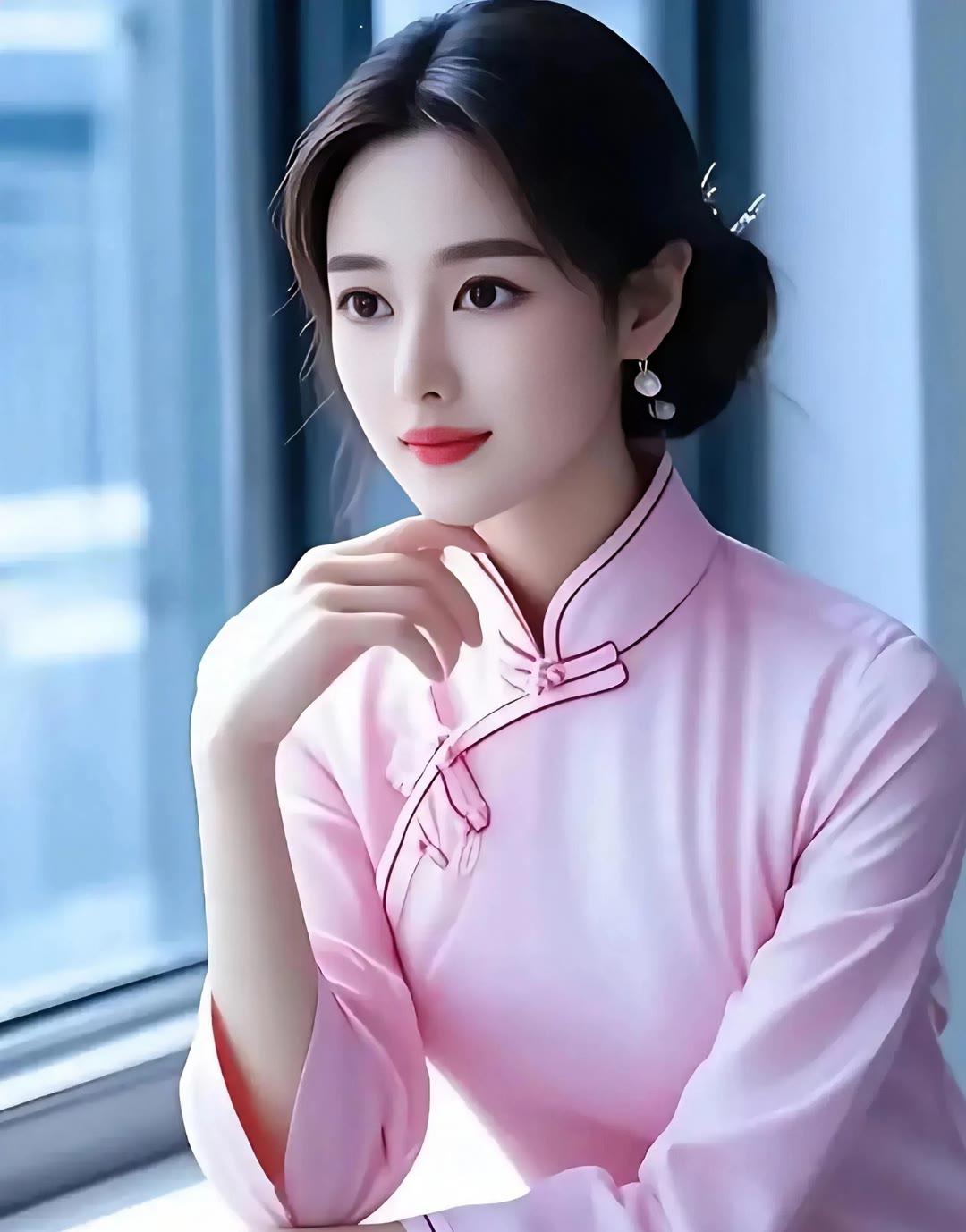 温柔粉色的旗袍，复古优雅，韵味十足。