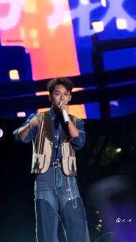 张晚意一口气了唱4首歌  连唱四首状态超能打，温柔歌声自带故事感，没有华丽技巧却