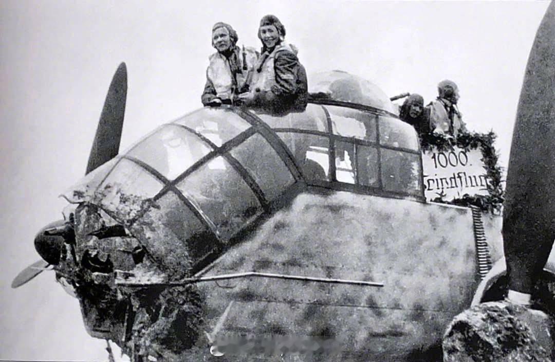 照片中的历史[超话] 德国空军一架Ju-188 3.(F)33 轰炸机在 194