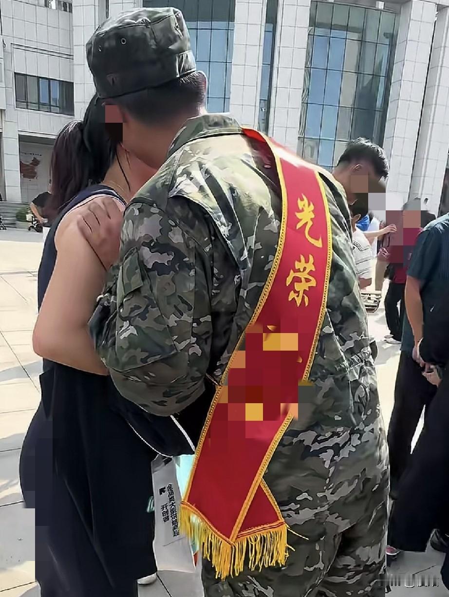 刷到几个别身着迷彩服即将踏入绿色方块的“热血”情侣，看到他们泪眼朦胧，难舍难分，