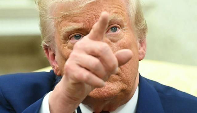 美国政治有个挺有意思的设定：总统要是突然没了，副总统直接接班，连选举都不用。但怪